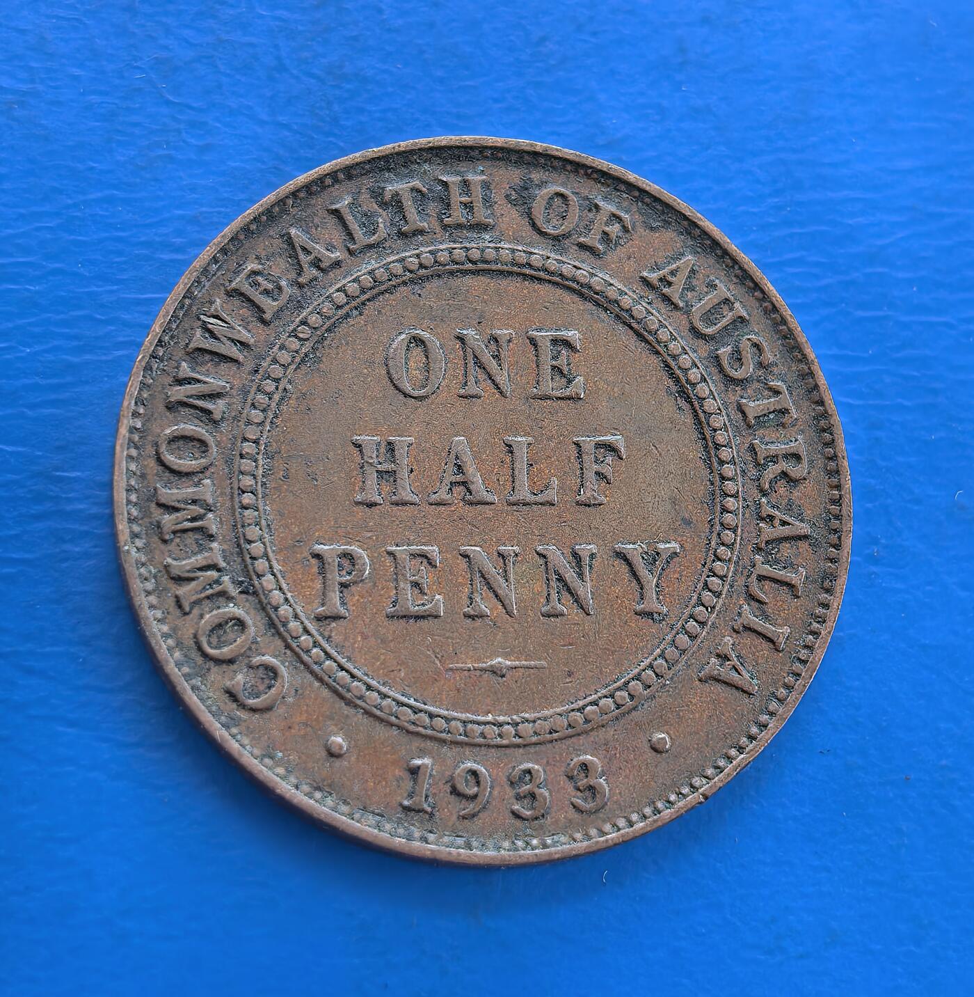 外国优质银币南亚香港苏联等专场，周六九点倒数截拍，满百包邮，持续收拍 澳大利亚1933 年半便士铜币，正面为乔治五世国王侧面像，环刻拉丁文头衔；背面是双层环纹设计，外环刻 “澳大利亚联邦”，内环标注面值与年份，醇厚包浆尽显历史沉淀，是英联邦钱币收藏的经典品类。