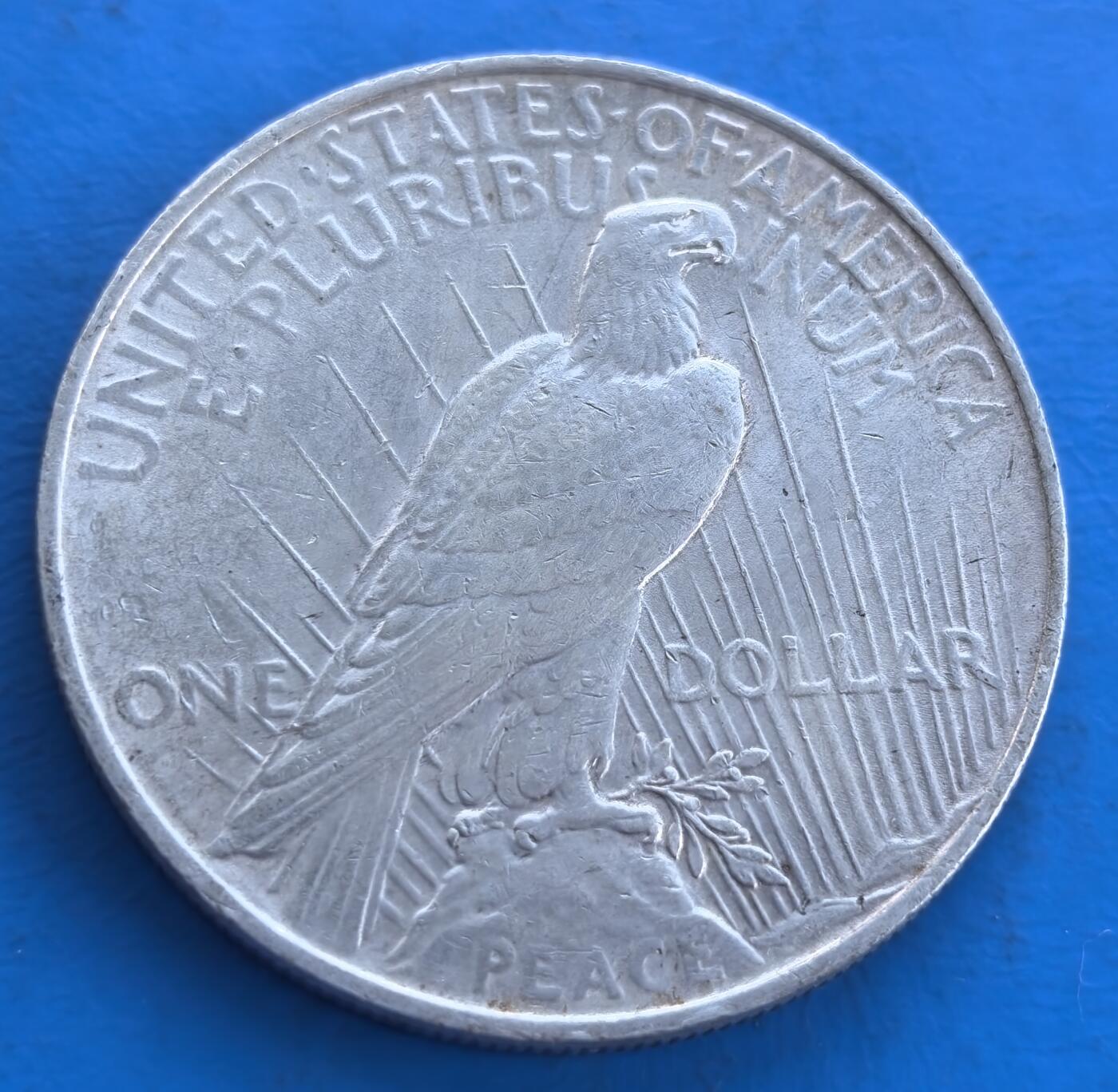 外国优质银币南亚香港苏联等专场，周六九点倒数截拍，满百包邮，持续收拍 美国1922 年和平银元，正面是头戴放射状冠冕的自由女神侧面像，发丝纹理细腻；背面为伫立的雄鹰，搭配放射线条与 “PEACE” 字样，承载一战后和平愿景，百年银质包浆极具历史质感。