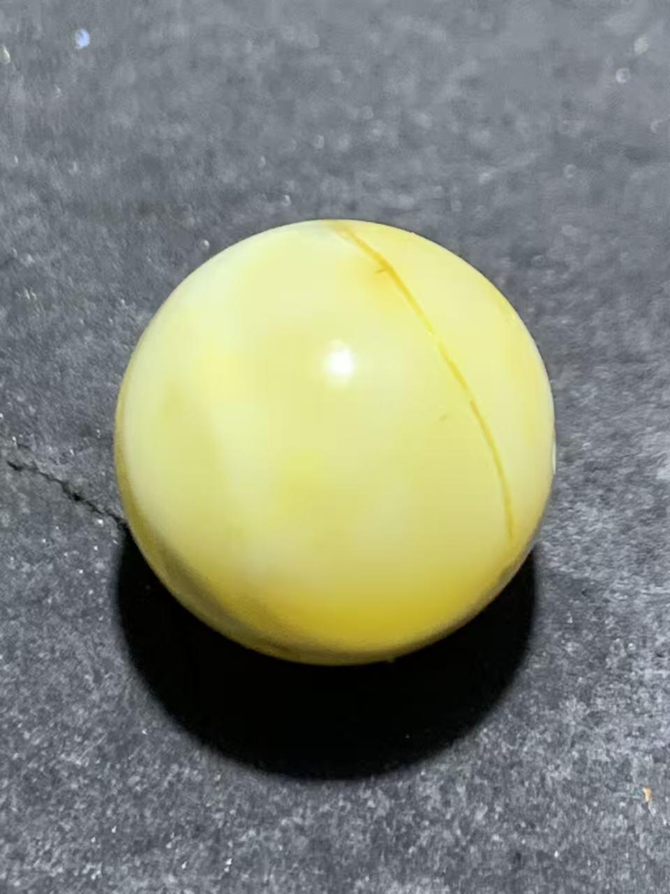 天然乌克兰原矿蜜蜡通货圆珠一颗，