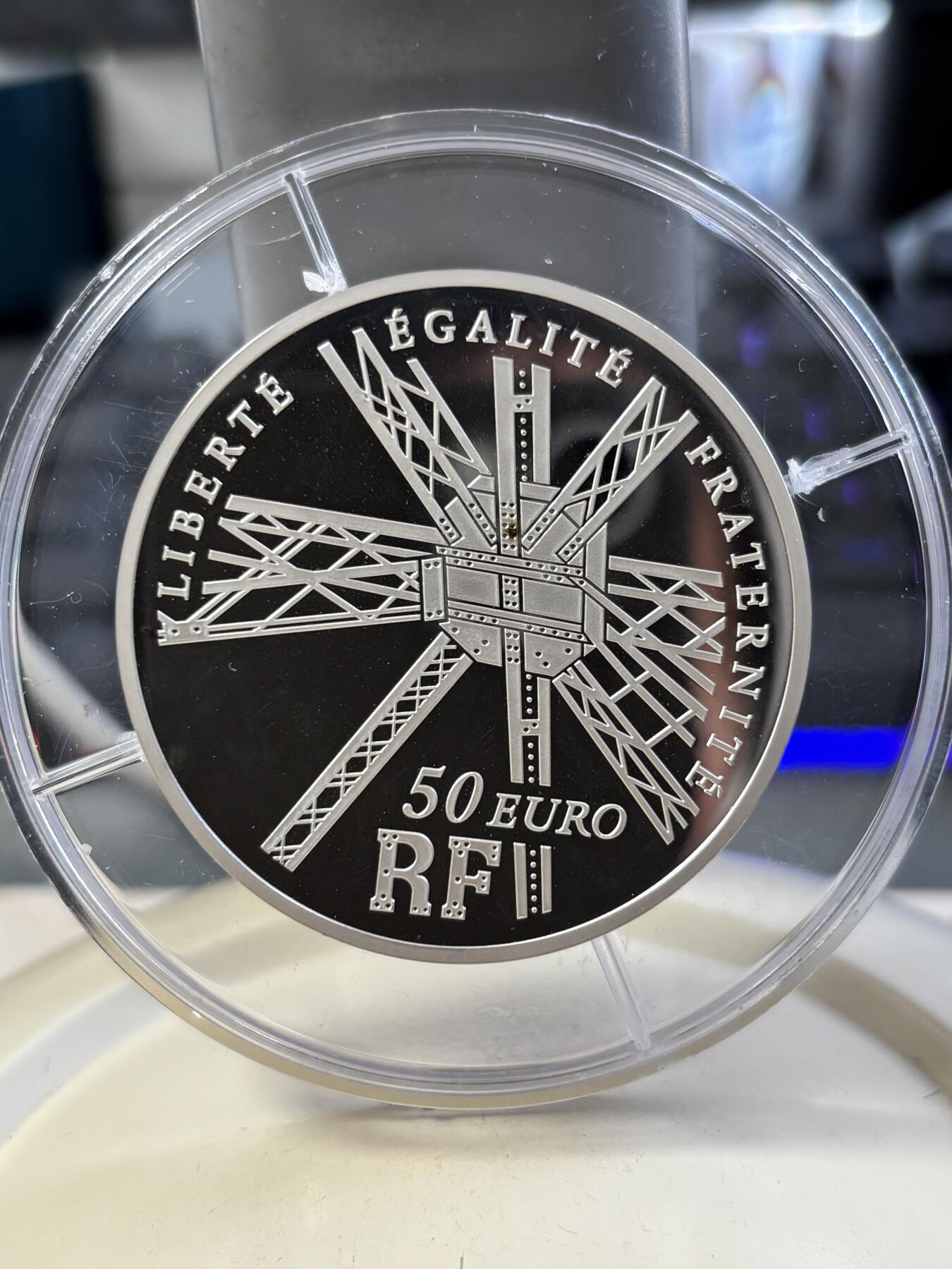 第188期拍卖 法国2009年巴黎埃菲尔铁塔120周年5盎司加厚银币，950银，163.8克，发行1000枚，塑料盒有破