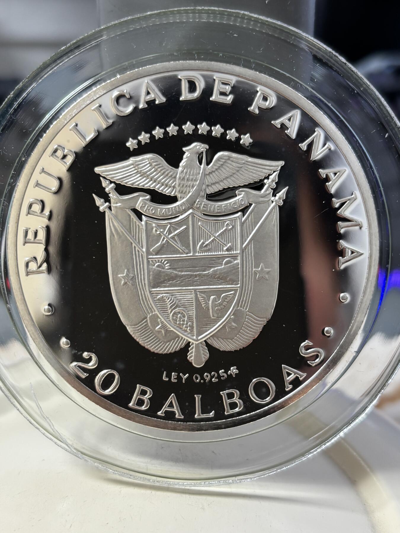 第188期拍卖 巴拿马1973年人物西蒙·博利卡130.51克纪念银币带盒证书，有瑕疵，直径60毫米，材料价2470