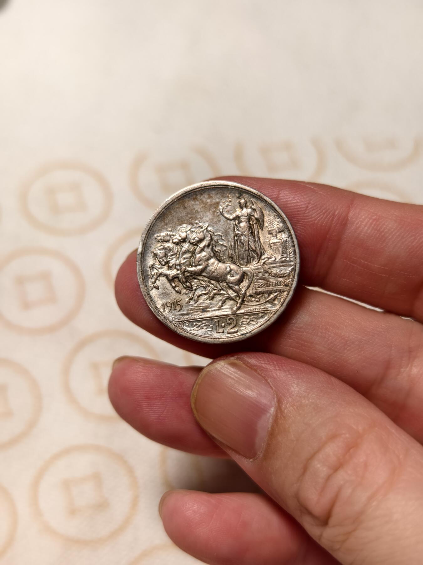 抚柳草堂-第八期章牌钱币 奖章勋章限时免佣 满百包邮 放漏专场 1915意大利维克托里奥努玛埃莱三世 马车2里拉银币 重10.1g 雕刻精美 非常漂亮的品种