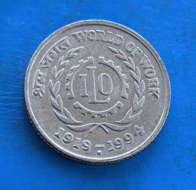 外国优质银币南亚香港苏联等专场，周六九点倒数截拍，满百包邮，持续收拍 - 印度1994年纪念国际劳工组织成立 75 周年的 5 卢比纪念币，正面是国徽阿育王雄狮石柱；背面以齿轮、橄榄枝与 “WORLD OF WORK” 字样呼应主题，兼具历史意义与纪念价值，温润包浆沉淀着时代底蕴，是一枚富有收藏意义的币种。