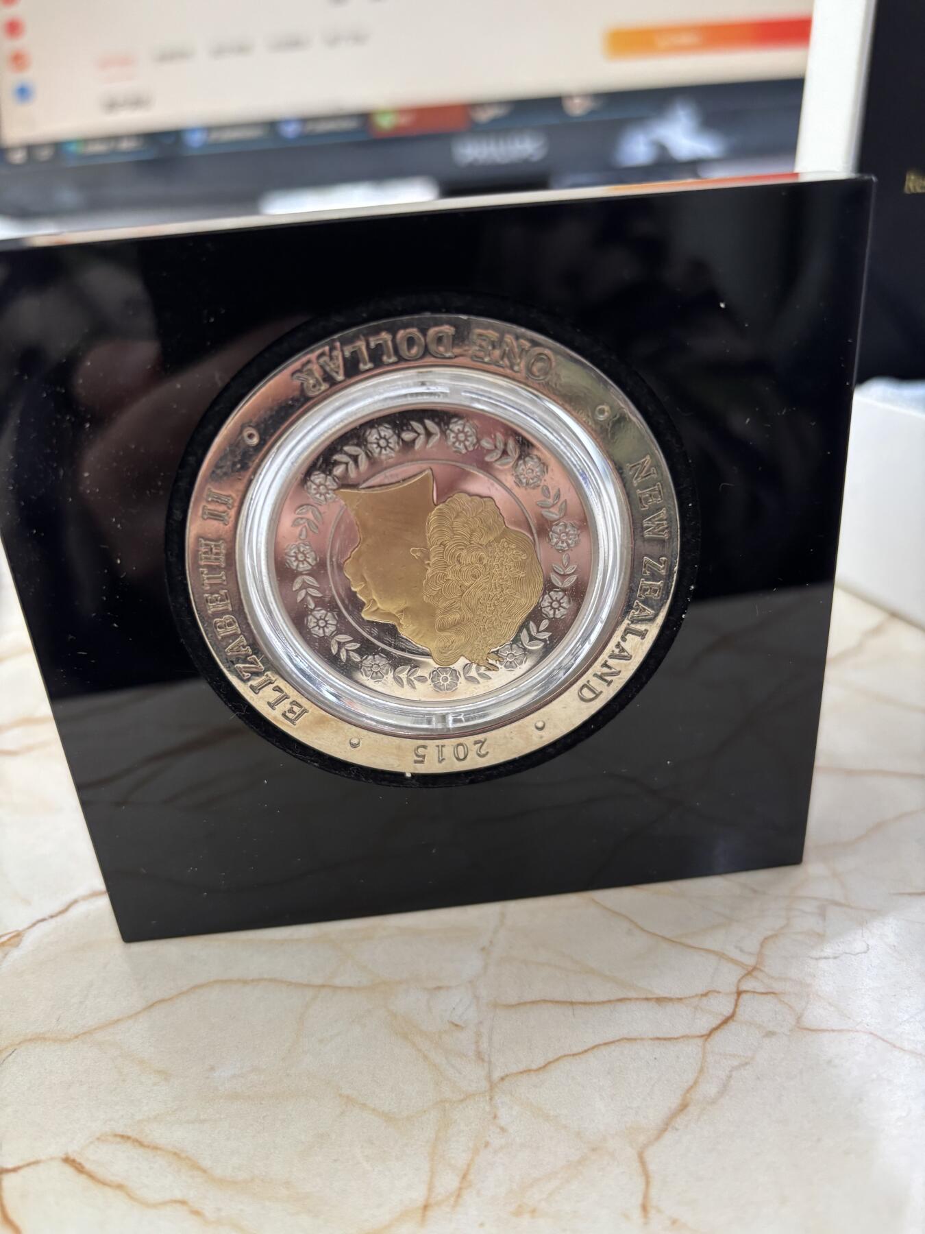 第188期拍卖 新西兰2015在位时间最长君主女王头像旋转镀金银币，999银镀金，发行2015枚