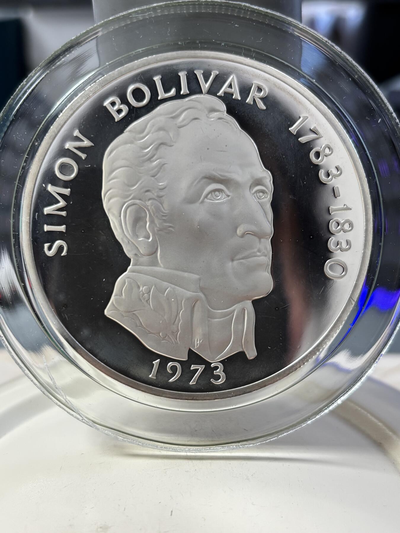 第188期拍卖 巴拿马1973年人物西蒙·博利卡130.51克纪念银币带盒证书，有瑕疵，直径60毫米，材料价2470