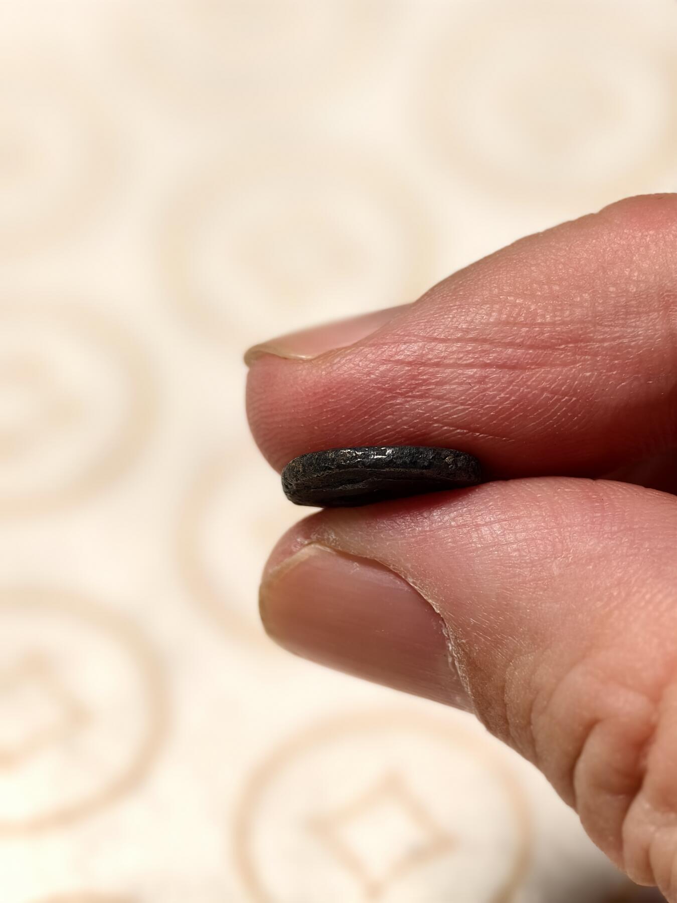 抚柳草堂-第八期章牌钱币 奖章勋章限时免佣 满百包邮 放漏专场 三佛齐王国末期至满者伯夷王国早期打制小银币 1.4g重正面有檀香花徽记，背面爪哇岛文，面值1 Unit或称Masa