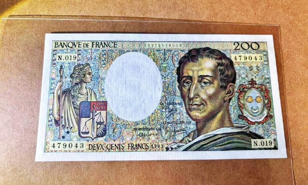 1983年法国（倒二版）200法郎 票面人物为法国启蒙思想家孟德斯鸠 提出三权分立、君主立宪的思想 这版钞票出自设计大师朗贝尔之手 非常精美 法国纸币中的经典作品之一 全新UNC