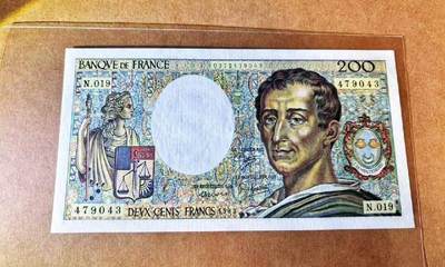 1983年法国（倒二版）200法郎 票面人物为法国启蒙思想家孟德斯鸠 提出三权分立、君主立宪的思想 这版钞票出自设计大师朗贝尔之手 非常精美 法国纸币中的经典作品之一 全新UNC - 1983年法国（倒二版）200法郎 票面人物为法国启蒙思想家孟德斯鸠 提出三权分立、君主立宪的思想 这版钞票出自设计大师朗贝尔之手 非常精美 法国纸币中的经典作品之一 全新UNC