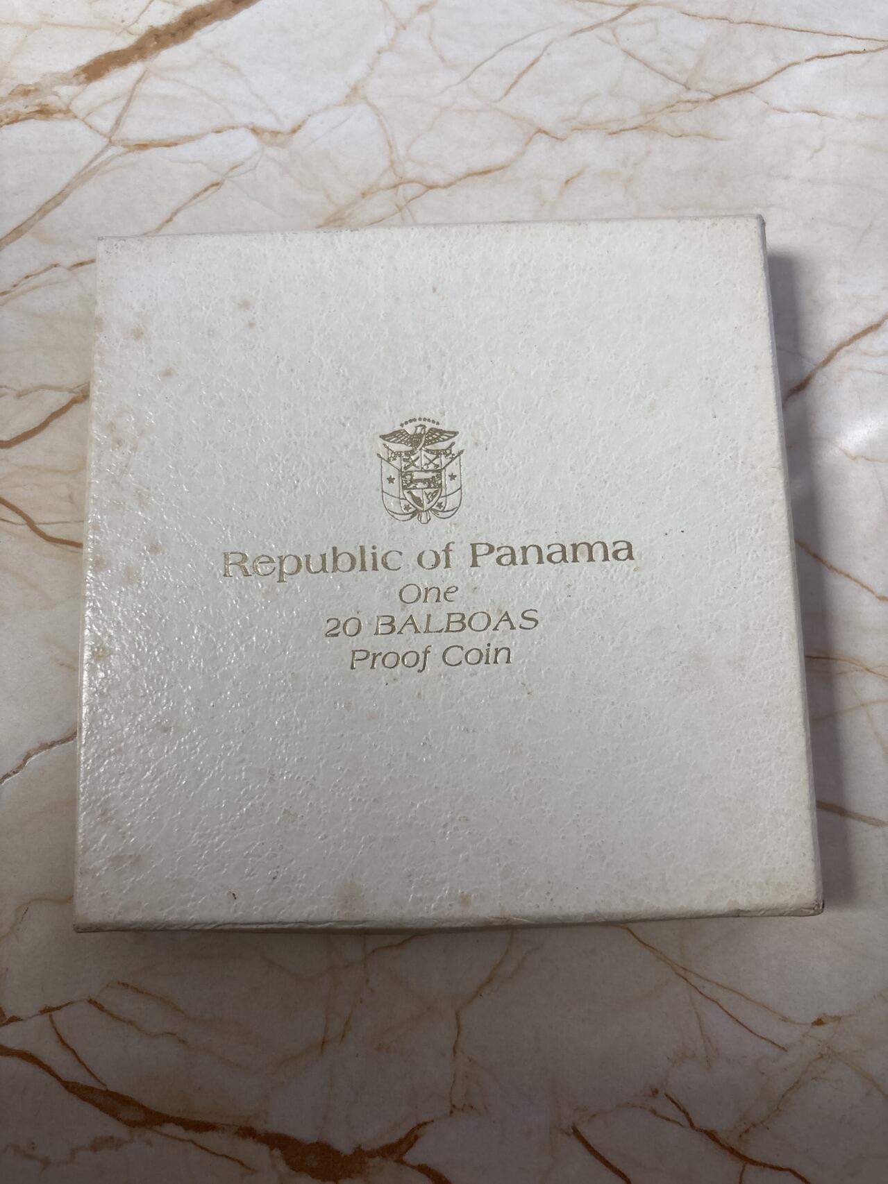 第188期拍卖 巴拿马1973年人物西蒙·博利卡130.51克纪念银币带盒证书，有瑕疵，直径60毫米，材料价2470