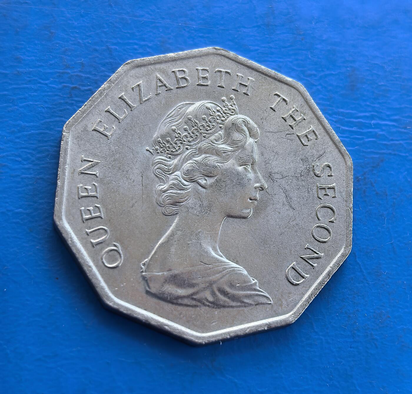 外国优质银币南亚香港苏联等专场，周六九点倒数截拍，满百包邮，持续收拍 原光香港1976 年伍圆，正面为英女王伊丽莎白二世侧面像，环刻 “QUEEN ELIZABETH THE SECOND” 字样；背面是戴皇冠的狮子图案，搭配 “香港 伍圆” 字样与英文 “FIVE DOLLARS”，采用独特的十二边形设计。原光包浆保留出厂光泽，见证英属香港末期货币历史，是近代殖民钱币收藏的优质品类。