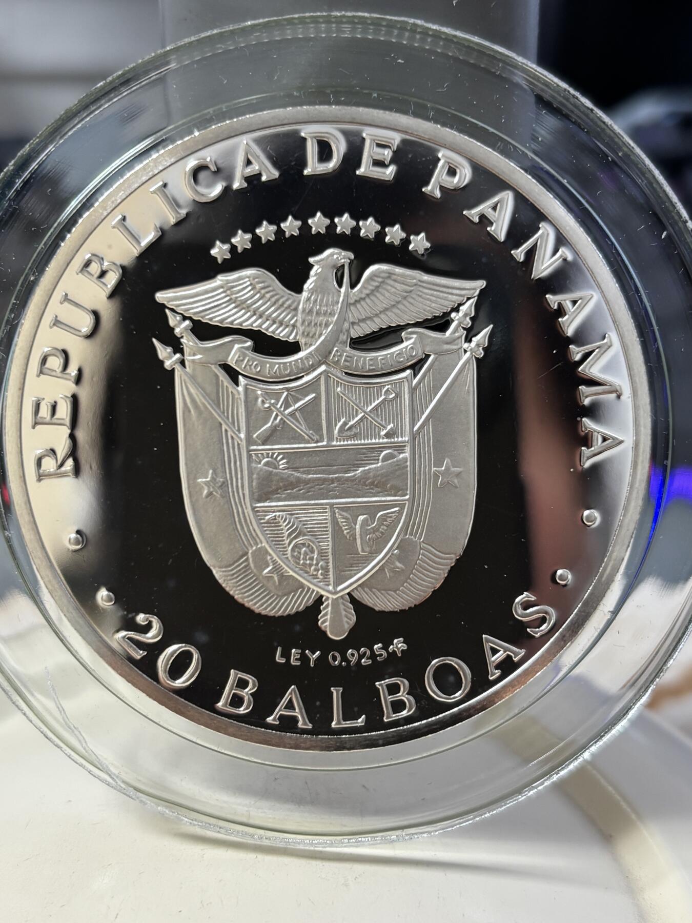 第188期拍卖 巴拿马1973年人物西蒙·博利卡130.51克纪念银币带盒证书，有瑕疵，直径60毫米，材料价2470