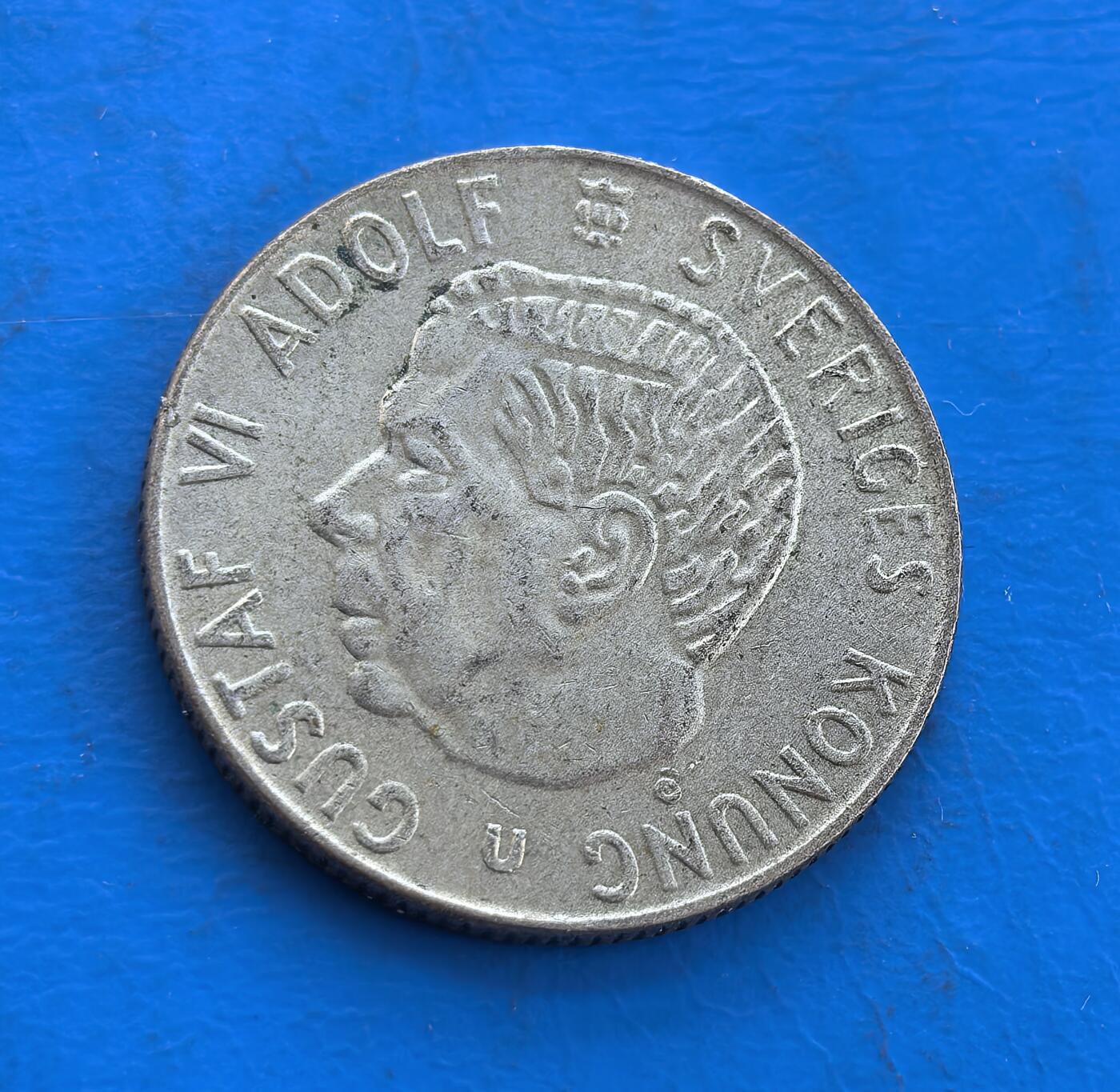 外国优质银币南亚香港苏联等专场，周六九点倒数截拍，满百包邮，持续收拍 瑞典1967年古斯塔夫六世・阿道夫1 克朗银币，正面是国王侧面像，轮廓清晰，尽显北欧王室风范；背面是带皇冠的盾形国徽，细节规整，温润包浆沉淀着 20 世纪中期的历史底蕴，是兼具欧洲王室风格与时代记忆的收藏币种。