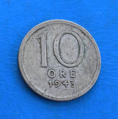 外国优质银币南亚香港苏联等专场，周六九点倒数截拍，满百包邮，持续收拍 - 瑞典1943 年10 欧尔银币，正面是瑞典王室皇冠浮雕，纹饰细腻，尽显北欧王室的庄重质感；背面大数字 “10” 搭配年份，设计简洁有力，温润包浆沉淀着二战时期的历史痕迹，兼具时代记忆与极简设计美学。