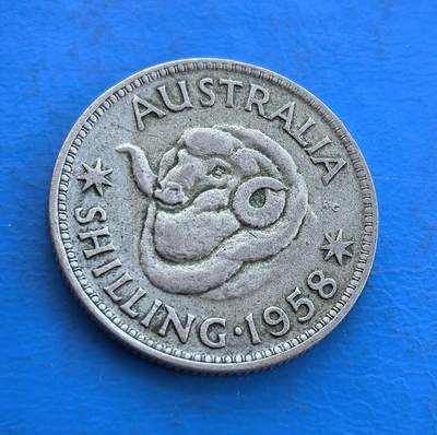 外国优质银币南亚香港苏联等专场，周六九点倒数截拍，满百包邮，持续收拍 - 澳大利亚1958 年伊丽莎白二世 1 先令银币，正面是女王年轻侧面像，轮廓精致优雅，尽显英联邦王室风范；背面是澳洲本土的伞蜥图案，设计独特，温润包浆沉淀着战后澳洲的历史底蕴，兼具地域特色与收藏价值。