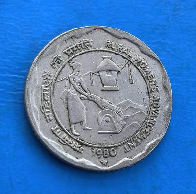 外国优质银币南亚香港苏联等专场，周六九点倒数截拍，满百包邮，持续收拍 - 印度1980 年 “农村女性发展” 主题 25 派沙纪念币背面刻画了劳作的农村女性与农舍，呼应 “农村女性发展” 的主题，兼具历史意义与社会价值，温润包浆沉淀着时代底蕴，是一枚富有纪念意义的收藏币种。