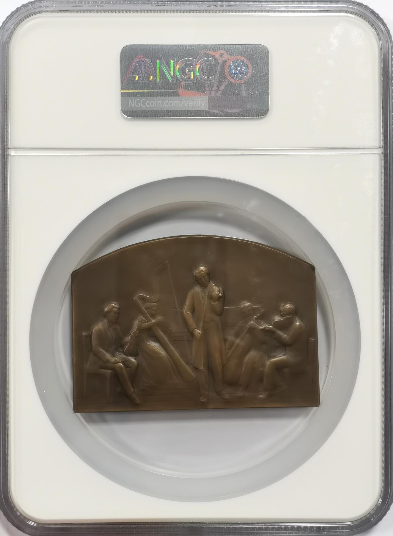 博洋堂世界钱币拍卖第157期（全场包邮） NGC MS64 SAMF作品46号，铜章，标题：音乐，费南德·大卫作品，规格：57×75毫米，年份：1908年，铸量：铜章99枚，银章52枚，法定缴存4枚，作者留存2枚，大卫在这枚章牌的正面刻画了他曾在1902年沙龙上展出的名为“小提琴手（又名“音乐”）”的雕像。该雕塑是这位艺术家的第一件重要作品，吸引了大量关注，并由法国国家收购。材质上有误标，实际为铜章