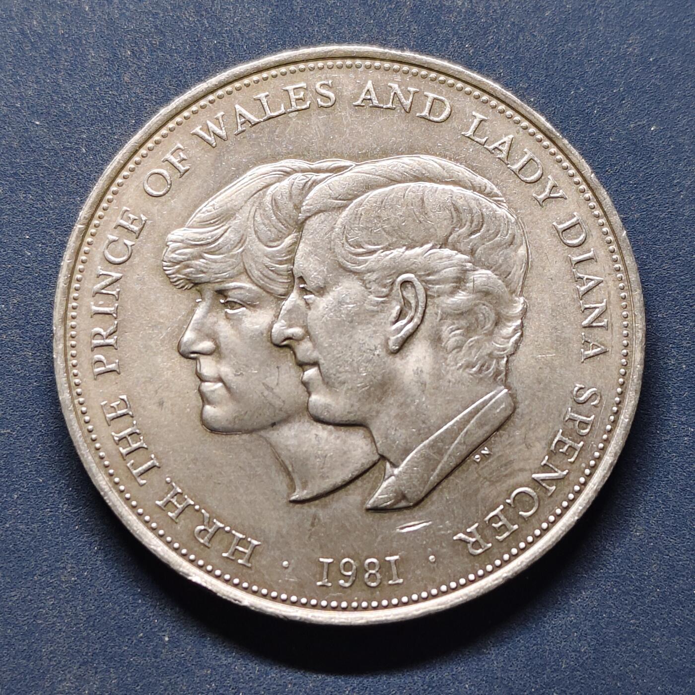 【全场包邮】纯粹捡漏拍494场 英国1981年1克朗查尔斯戴安娜世纪婚礼克朗型纪念币