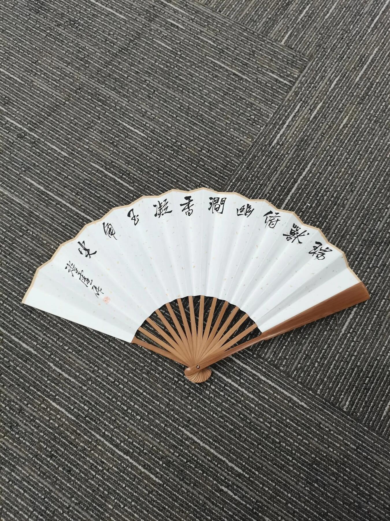 抚柳草堂-第八期章牌钱币 奖章勋章限时免佣 满百包邮 放漏专场 纯手绘花鸟诗文折扇 实力派画家纯手绘 笔墨丰富构图完整 开合设计效果好 长30cm宽2.8cm 