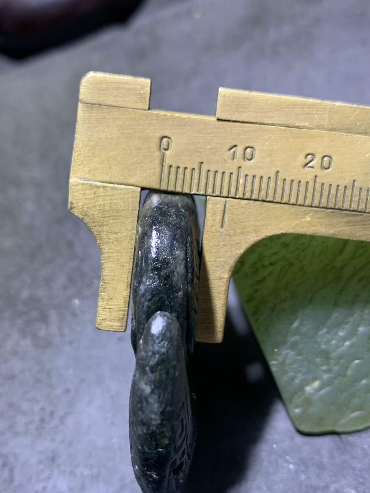 新疆和田青玉仿古纹勾玉通货吊坠1个，