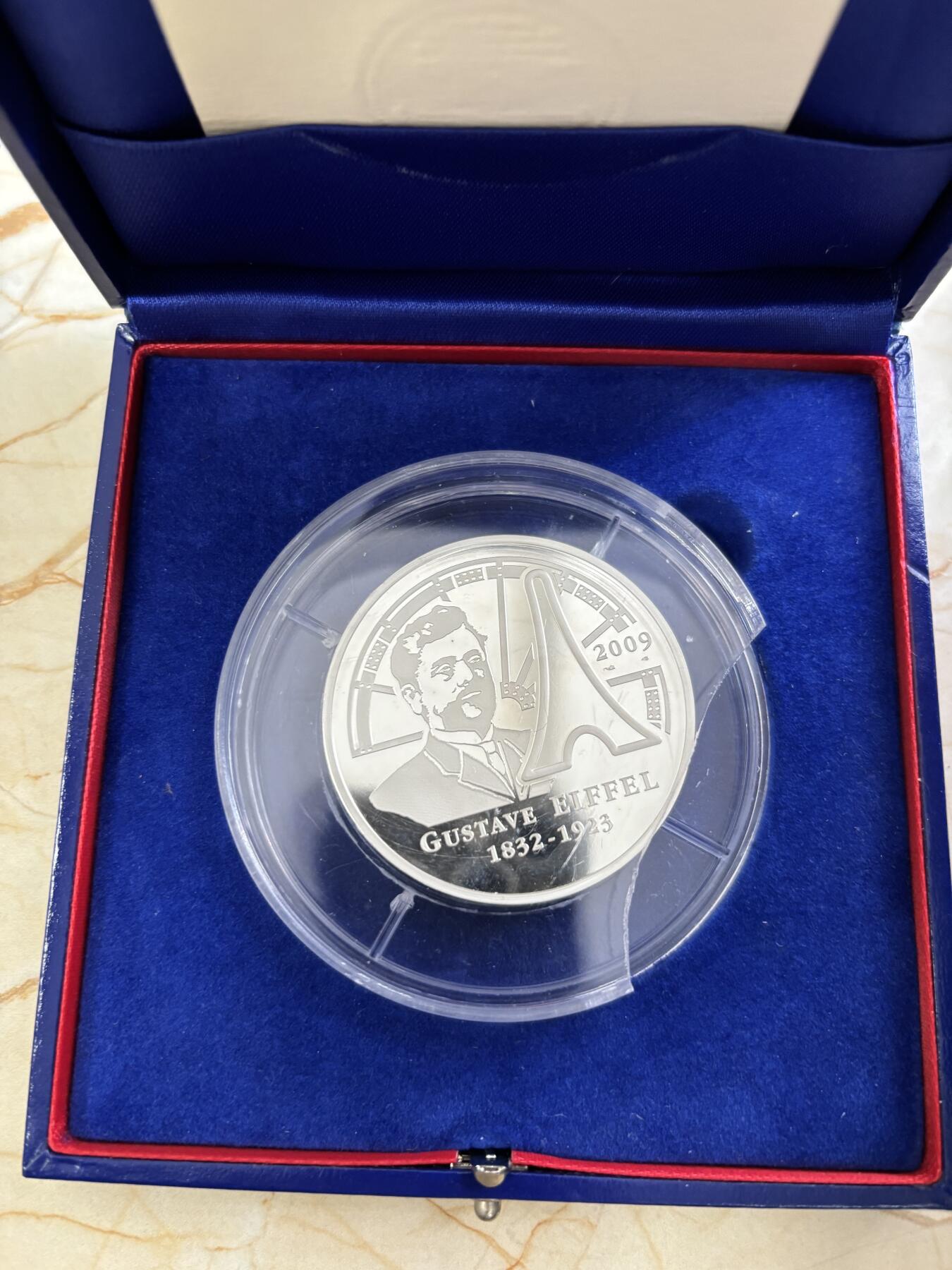 第188期拍卖 法国2009年巴黎埃菲尔铁塔120周年5盎司加厚银币，950银，163.8克，发行1000枚，塑料盒有破