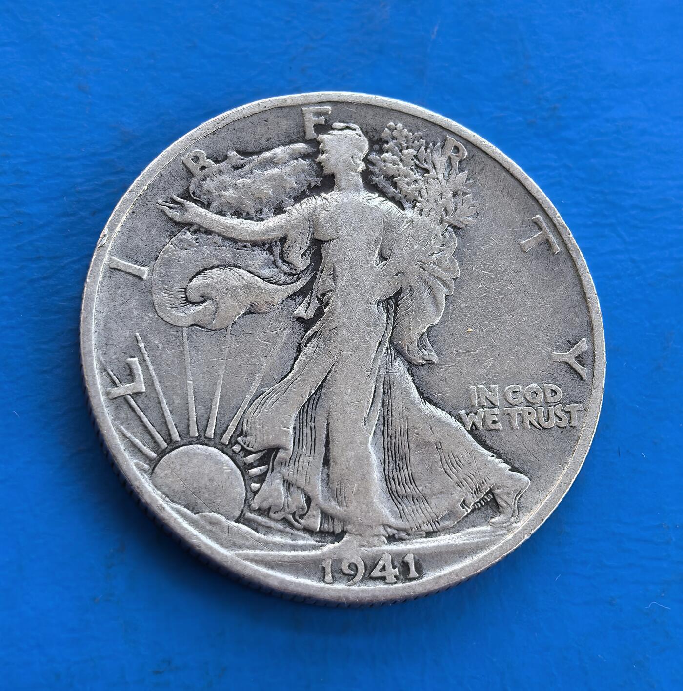 外国优质银币南亚香港苏联等专场，周六九点倒数截拍，满百包邮，持续收拍 美国1941 年行走女神半元银币S版，正面是象征自由的行走女神浮雕，裙摆飘逸、手持橄榄枝，尽显优雅力量感；背面为展翅雄鹰图案，承载美国早期货币史，银质包浆温润，兼具艺术美感与收藏价值。