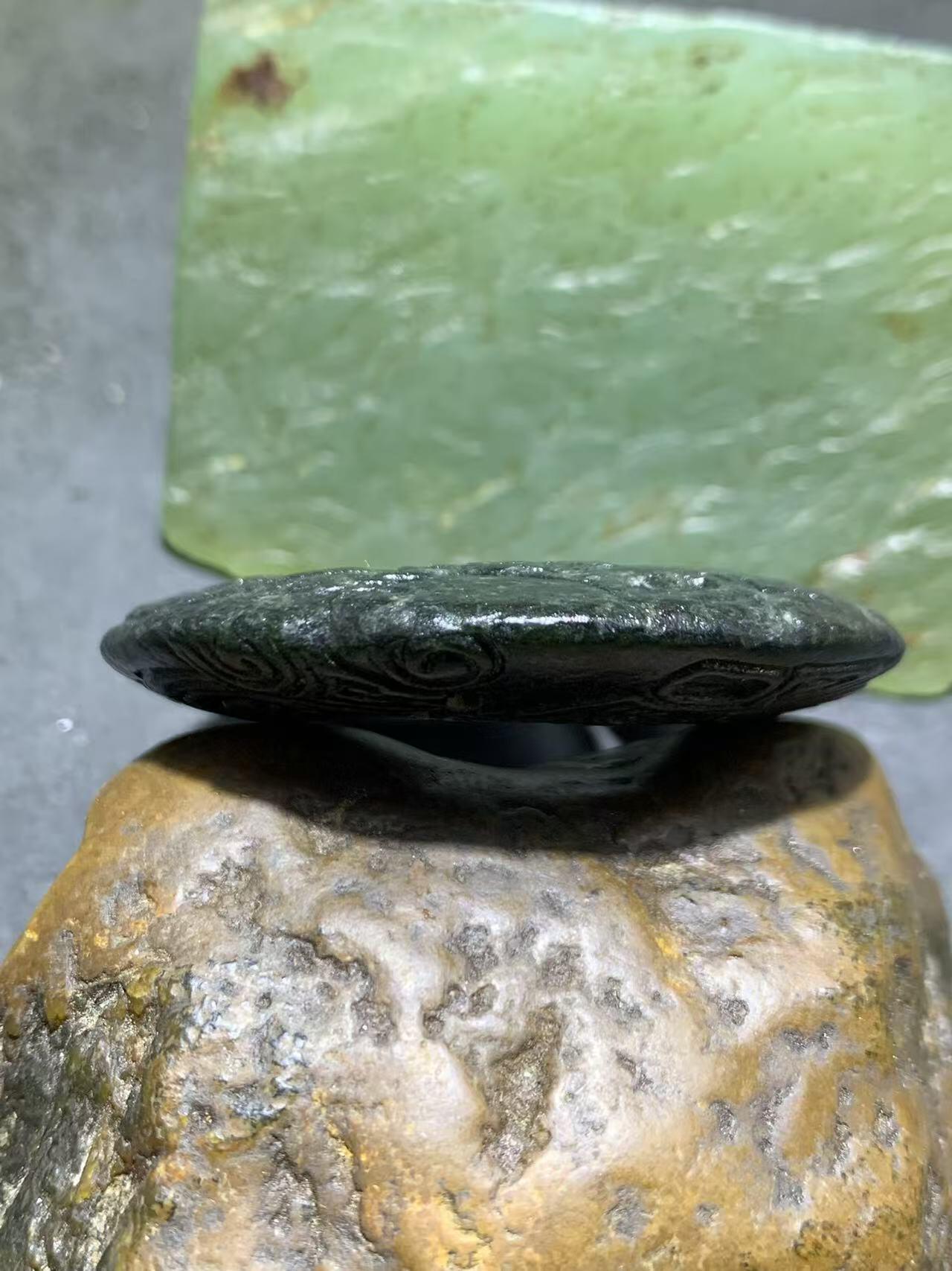 新疆和田青玉仿古纹勾玉通货吊坠1个，