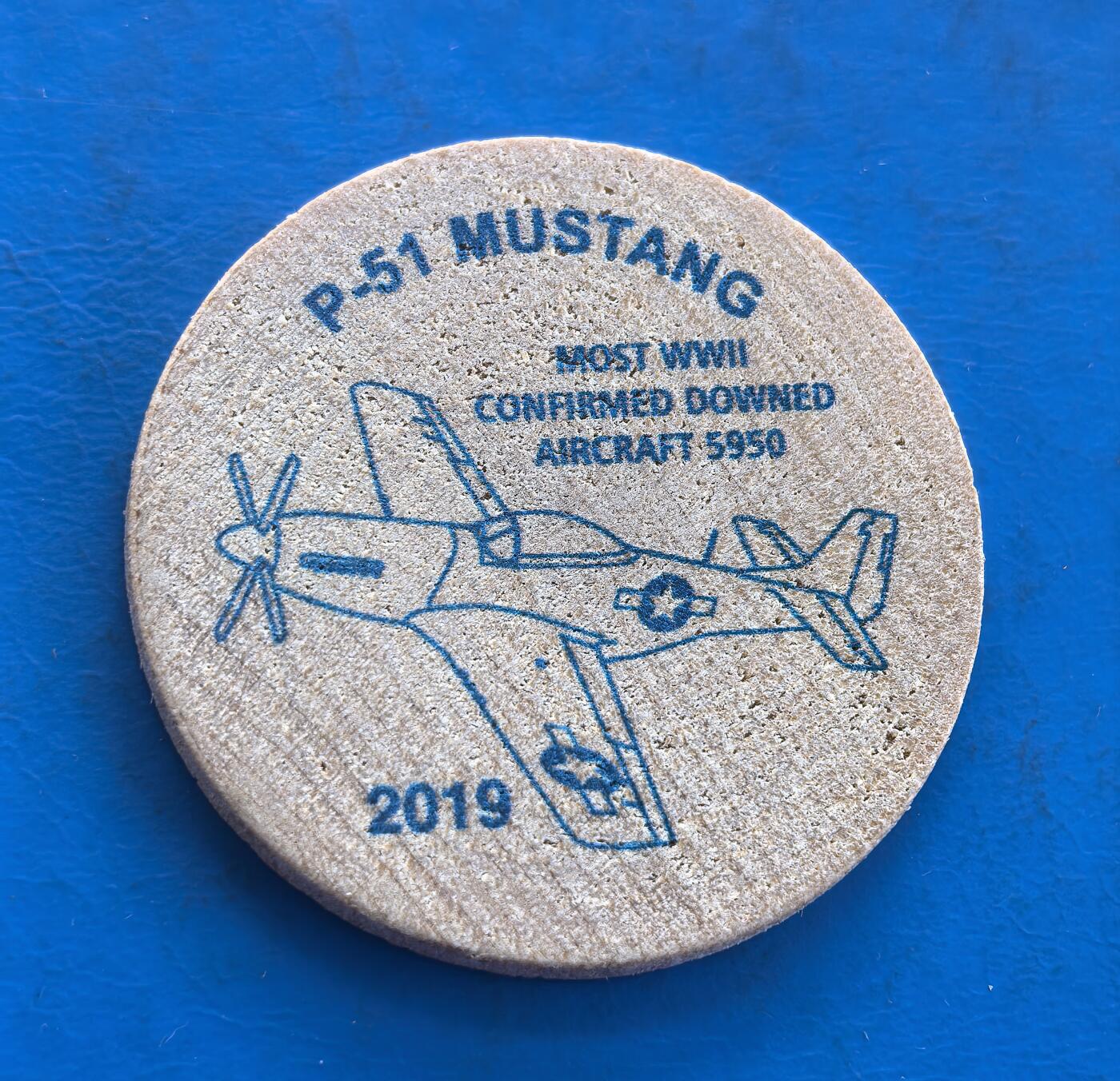 外国优质银币南亚香港苏联等专场，周六九点倒数截拍，满百包邮，持续收拍 波音员工钱币俱乐部 55 周年木质纪念章，正面为二战 P-51 “野马” 战斗机线稿，标注其战绩数据；背面印俱乐部活动信息。木质材质独特，兼具航空文化与钱币收藏双重主题，是小众特色纪念章中的优质品类。