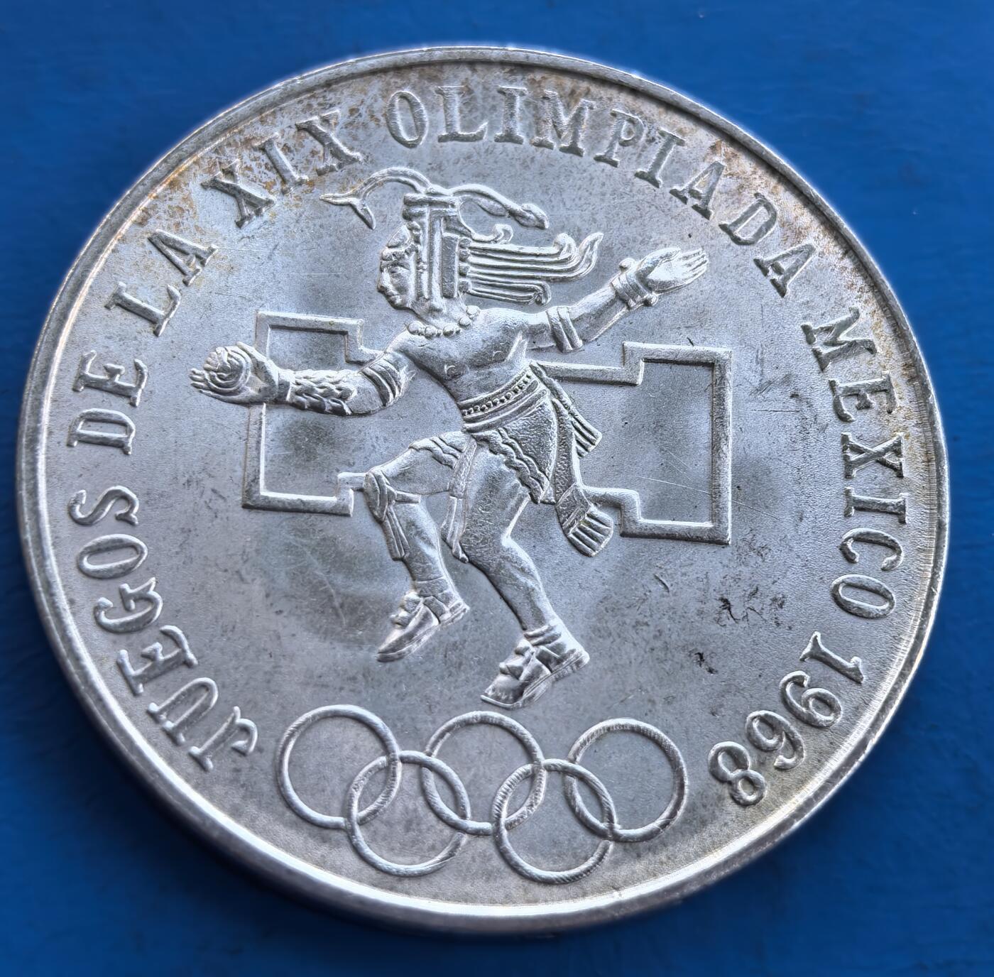 外国优质银币南亚香港苏联等专场，周六九点倒数截拍，满百包邮，持续收拍 墨西哥1968 年奥运会 25 比索银币，正面是阿兹特克舞者浮雕，融合古文明与奥运元素；背面为墨西哥国徽雄鹰衔蛇图案，细节饱满，承载历史与体育双重纪念意义，银质包浆温润。