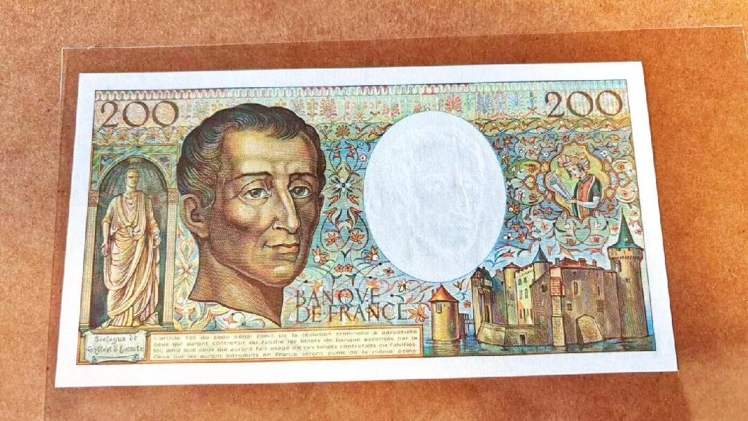 1983年法国（倒二版）200法郎 票面人物为法国启蒙思想家孟德斯鸠 提出三权分立、君主立宪的思想 这版钞票出自设计大师朗贝尔之手 非常精美 法国纸币中的经典作品之一 全新UNC