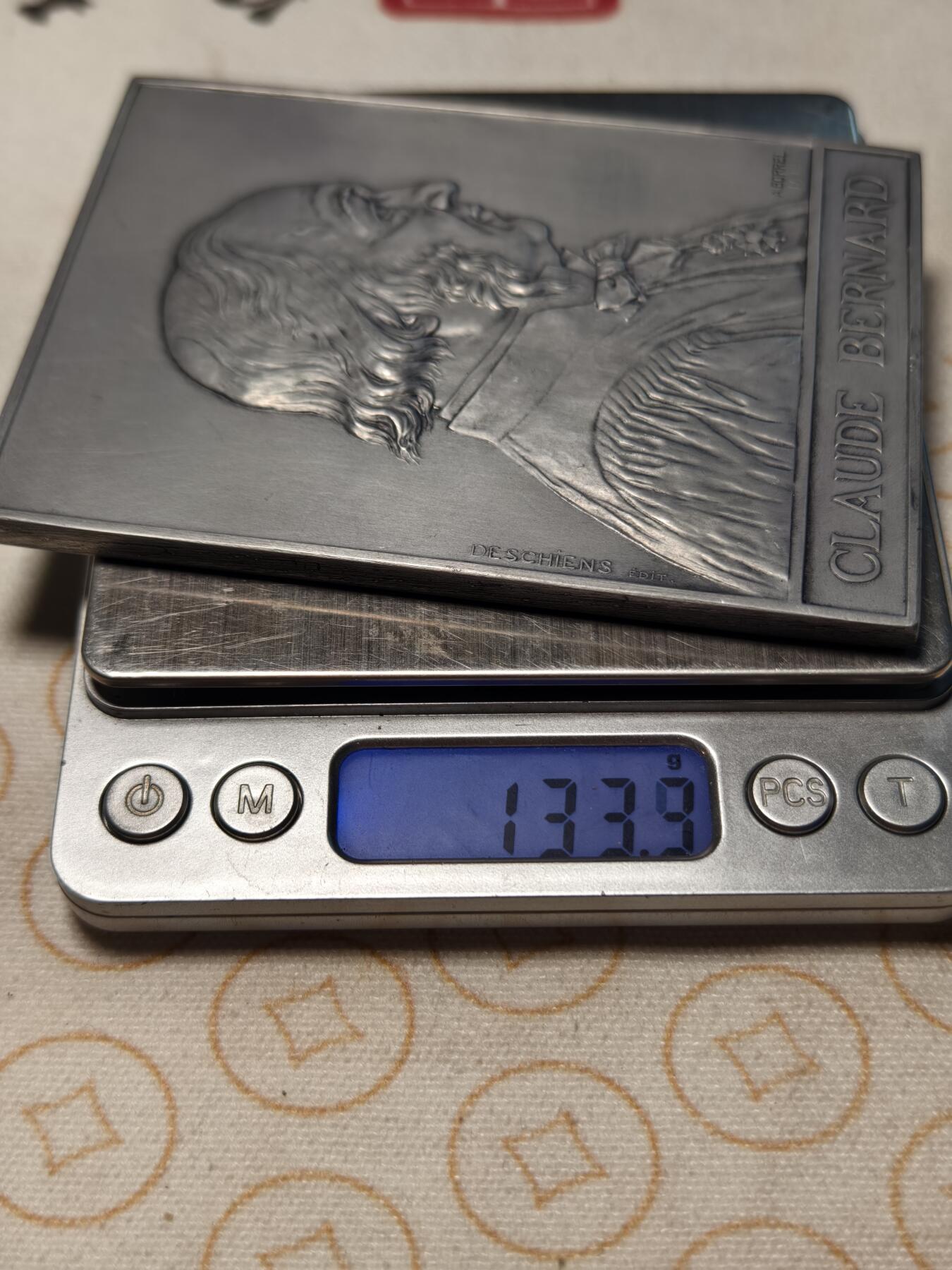 抚柳草堂-第八期章牌钱币 奖章勋章限时免佣 满百包邮 放漏专场 1913法国生物学家克劳德纳德诞辰百年铝质纪念章  重133.9g 80*110.5mm 三角边铭 原盒美品 特殊材质保存不易