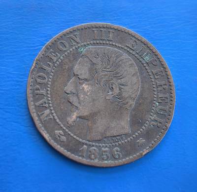 外国优质银币南亚香港苏联等专场，周六九点倒数截拍，满百包邮，持续收拍 - 法国1856 年拿破仑三世时期的5 生丁铜币，正面为拿破仑三世侧面像，环刻头衔与年份；背面是法兰西帝国鹰徽，外环标注 “法兰西帝国” 与面值，斑驳绿锈包浆尽显历史厚重，是法兰西第二帝国钱币收藏的经典代表。