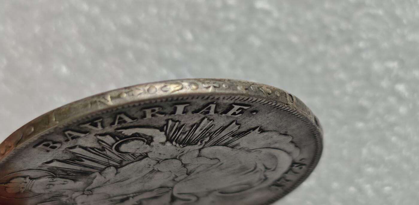 瓶子🏺第225期拍卖会  1775年巴伐利亚圣母抱婴1泰勒克朗型银币  正面中心有铸缺  工艺特征