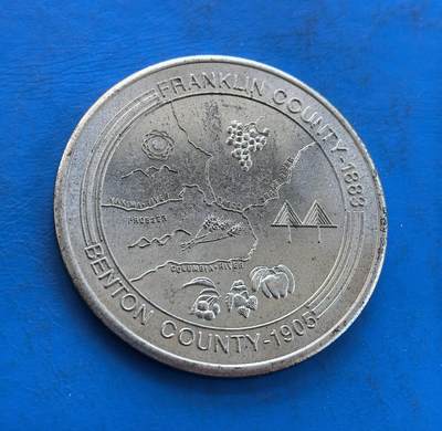 外国优质银币南亚香港苏联等专场，周六九点倒数截拍，满百包邮，持续收拍 - 发行量仅2000枚，美国华盛顿州富兰克林与本顿县纪念币（直径40mm，重21.8克），搭配州花、雷尼尔山与飞鸟浮雕；两县地图及当地特色的葡萄、水果与桥梁图案，细腻包浆承载地域历史，兼具纪念与收藏价值，是美国地方纪念币的特色品类。