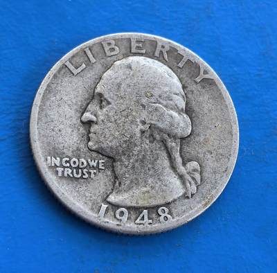 外国优质银币南亚香港苏联等专场，周六九点倒数截拍，满百包邮，持续收拍 - 美国1948年华盛顿 25 美分银币，正面是乔治・华盛顿侧面像，轮廓虽经流通磨损仍显沉稳威严；背面为展翅雄鹰与橄榄枝图案，承载战后美国流通币历史，银质包浆温润，兼具历史纪念与收藏价值。