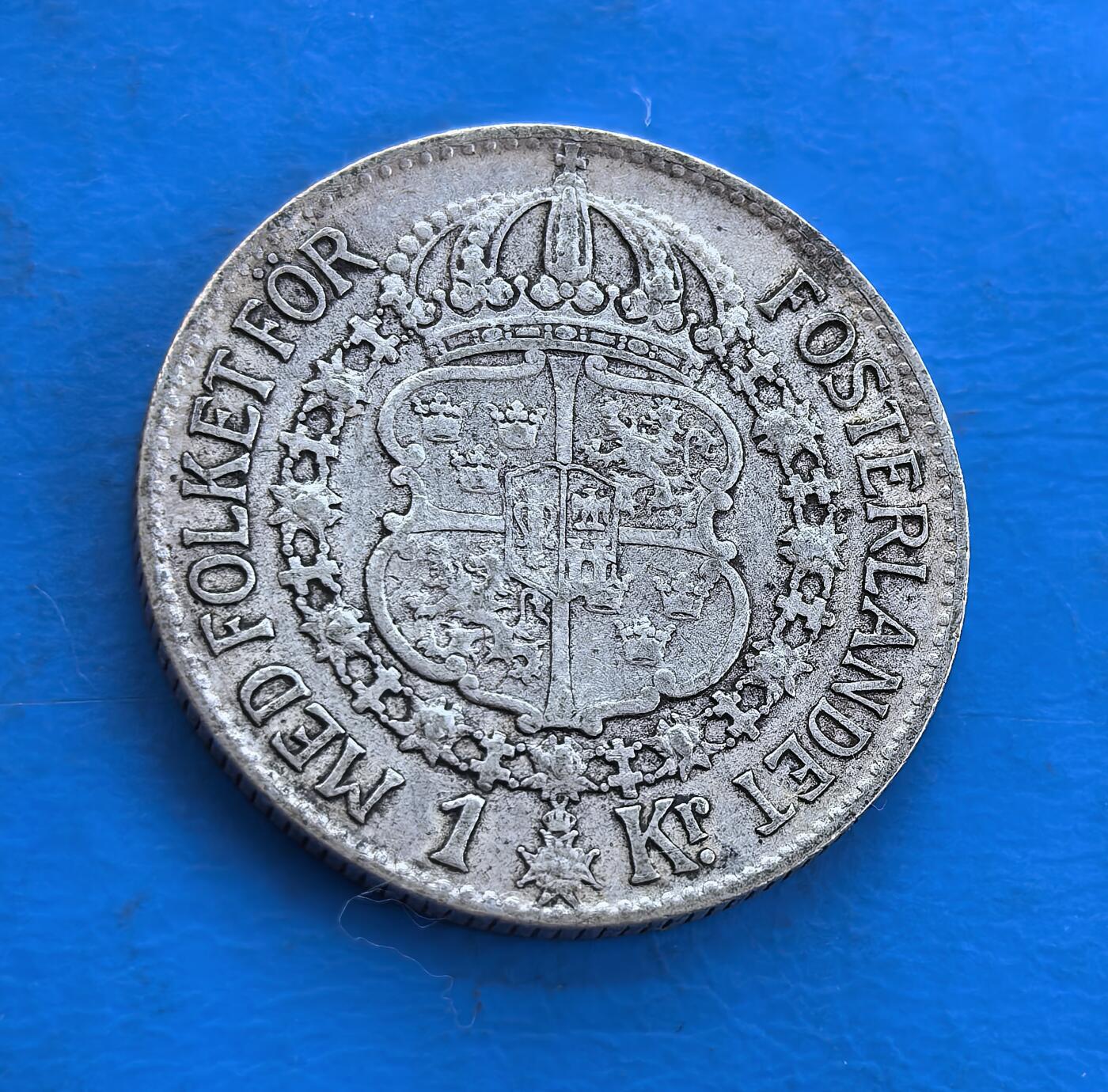 外国优质银币南亚香港苏联等专场，周六九点倒数截拍，满百包邮，持续收拍 高银版瑞典1940年古斯塔夫五世 1 克朗银币，正面是国王侧面像，轮廓沉稳刚毅，尽显北欧王室风范；背面是带皇冠的盾纹国徽，细节厚重，温润包浆沉淀着二战时期的历史底蕴，兼具欧洲王室钱币的收藏价值。