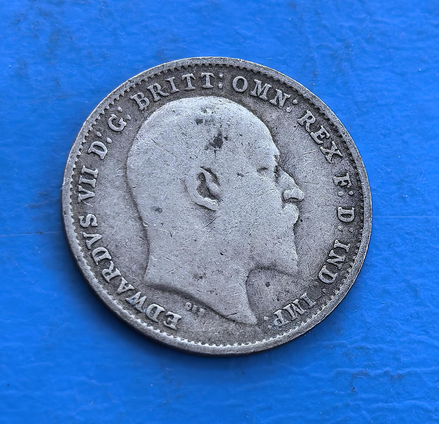 外国优质银币南亚香港苏联等专场，周六九点倒数截拍，满百包邮，持续收拍 高银1910 年英国爱德华七世 3 便士银币，正面是国王侧面像，轮廓沉稳尽显英联邦王室风范；背面皇冠下的 “3” 字环以月桂枝，设计经典规整，温润包浆沉淀着爱德华七世统治末期的历史痕迹，是兼具英伦特色与时代记忆的收藏小币。