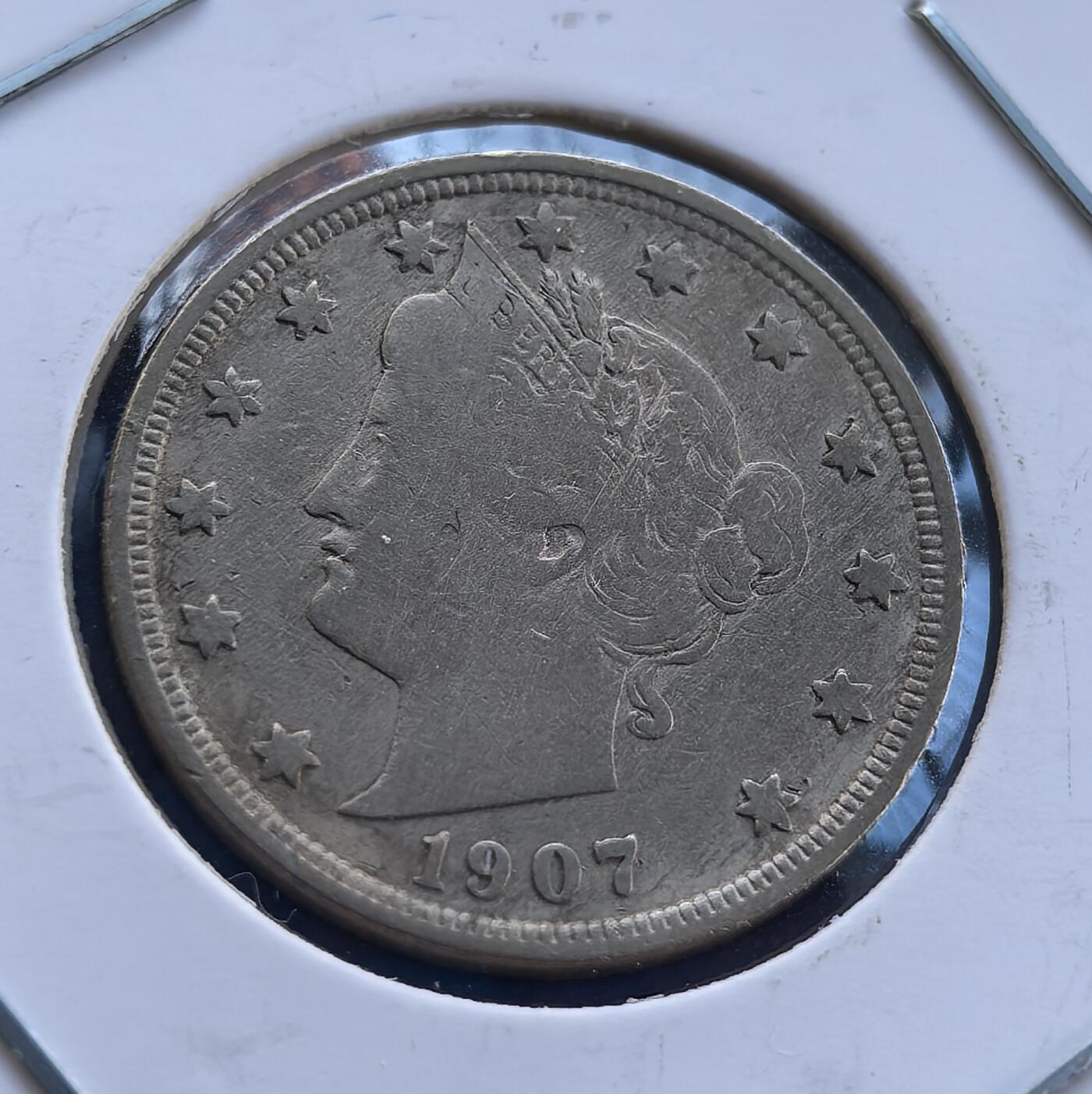 外国优质银币南亚香港苏联等专场，周六九点倒数截拍，满百包邮，持续收拍 美国 1907年 V 字 5 美分，正面是头戴冠冕的自由女神侧面像，周围环绕星纹，轮廓虽经岁月磨损仍显庄重；背面为橄榄枝环绕的 “V” 字标识，承载美国早期流通币历史，百年包浆沉淀复古质感。