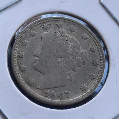 外国优质银币南亚香港苏联等专场，周六九点倒数截拍，满百包邮，持续收拍 - 美国 1907年 V 字 5 美分，正面是头戴冠冕的自由女神侧面像，周围环绕星纹，轮廓虽经岁月磨损仍显庄重；背面为橄榄枝环绕的 “V” 字标识，承载美国早期流通币历史，百年包浆沉淀复古质感。