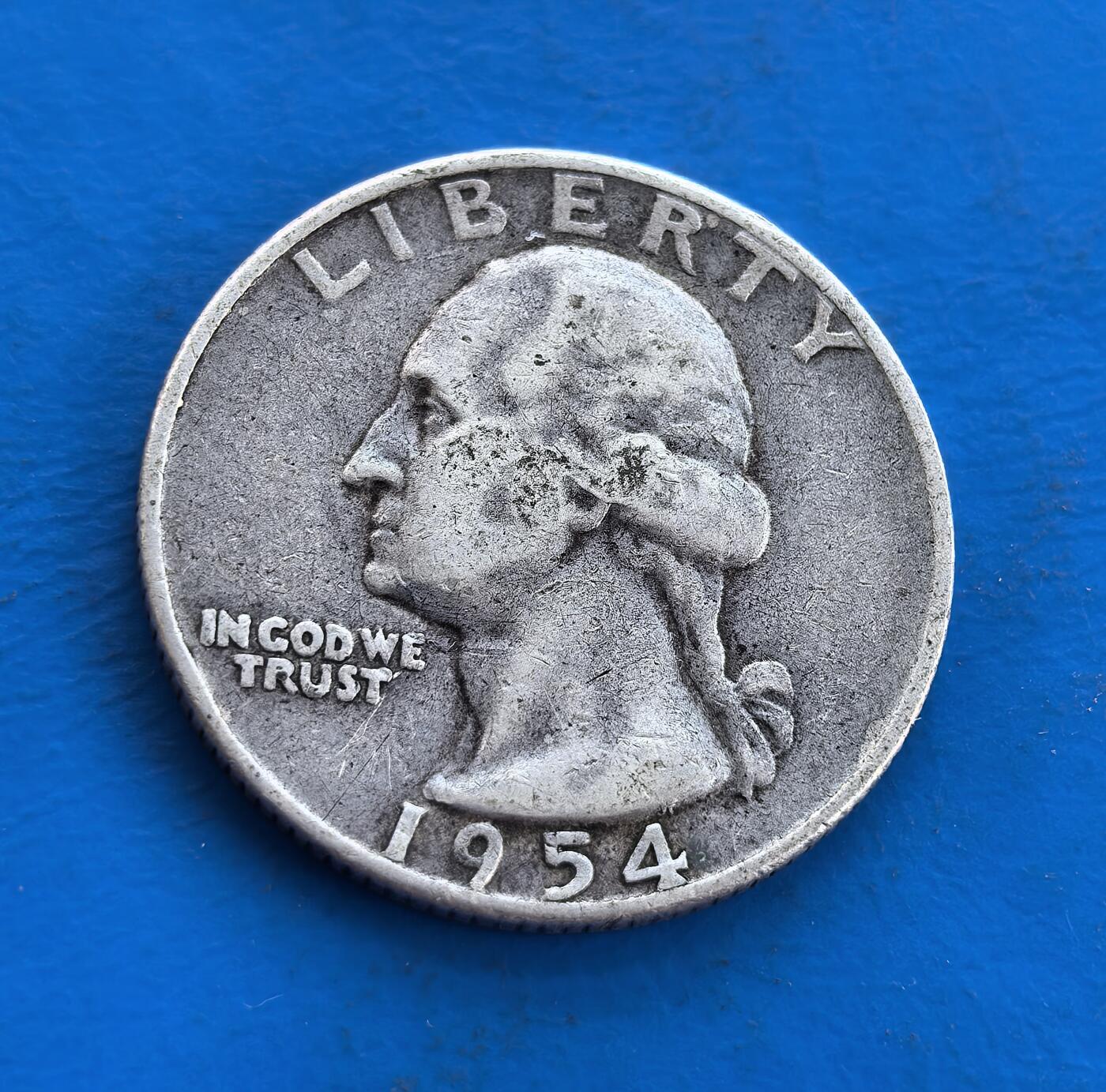 外国优质银币南亚香港苏联等专场，周六九点倒数截拍，满百包邮，持续收拍 美国1954年华盛顿 25 美分银币，正面是乔治・华盛顿侧面像，轮廓虽经流通磨损仍显沉稳威严；背面为展翅雄鹰与橄榄枝图案，承载战后美国流通币历史，银质包浆温润，兼具历史纪念与收藏价值。