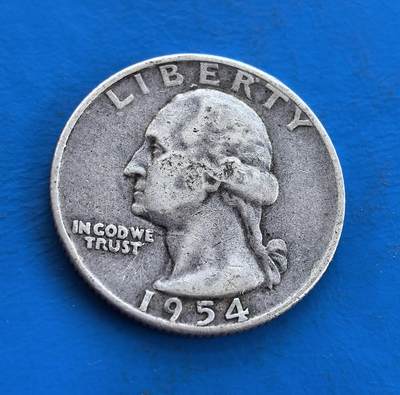 外国优质银币南亚香港苏联等专场，周六九点倒数截拍，满百包邮，持续收拍 - 美国1954年华盛顿 25 美分银币，正面是乔治・华盛顿侧面像，轮廓虽经流通磨损仍显沉稳威严；背面为展翅雄鹰与橄榄枝图案，承载战后美国流通币历史，银质包浆温润，兼具历史纪念与收藏价值。