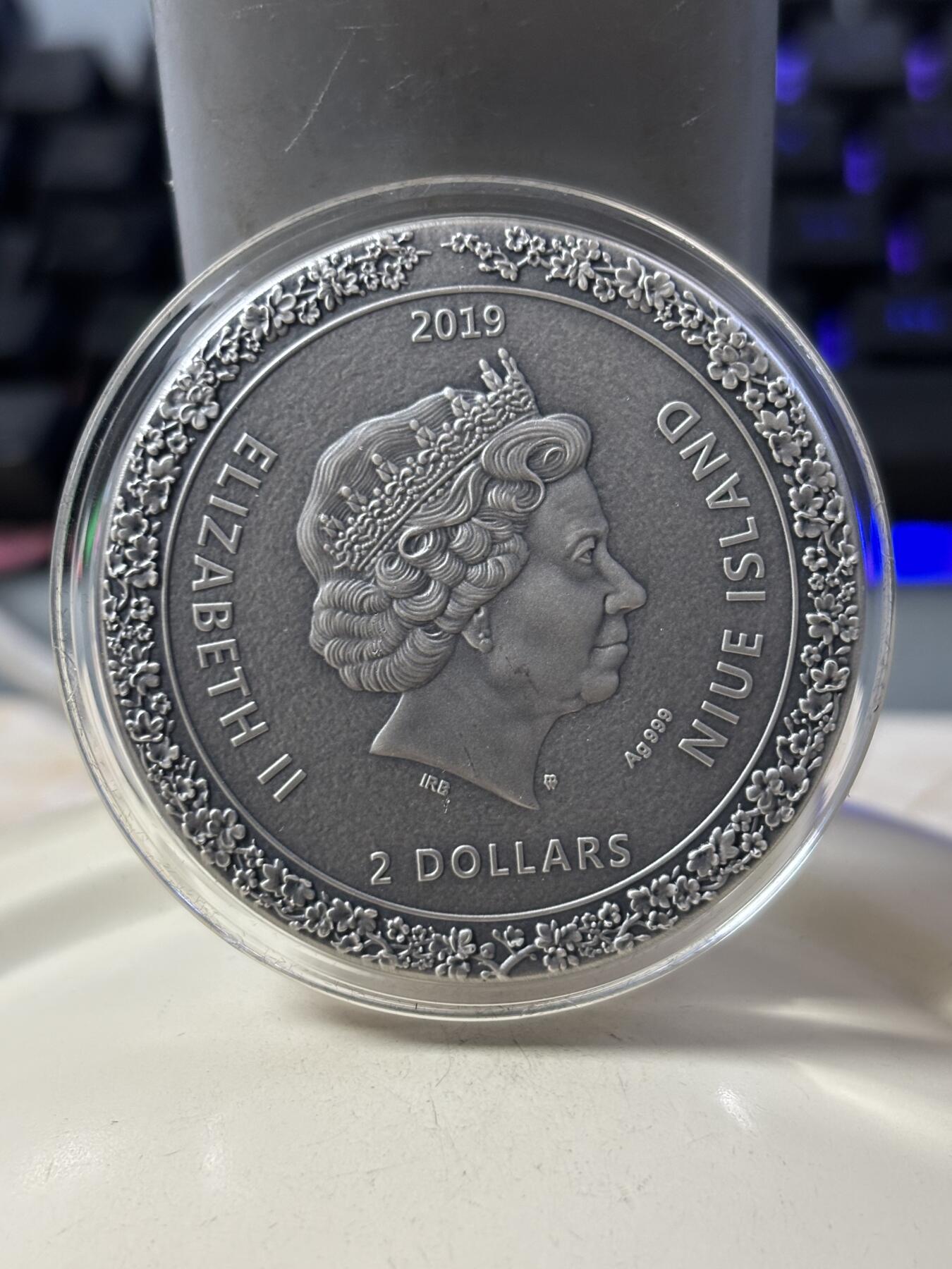 第188期拍卖 纽埃2019年日本文化系列(1)-艺伎茶艺 2盎司超高浮雕仿古镀金彩色银币. 999银，发行500枚