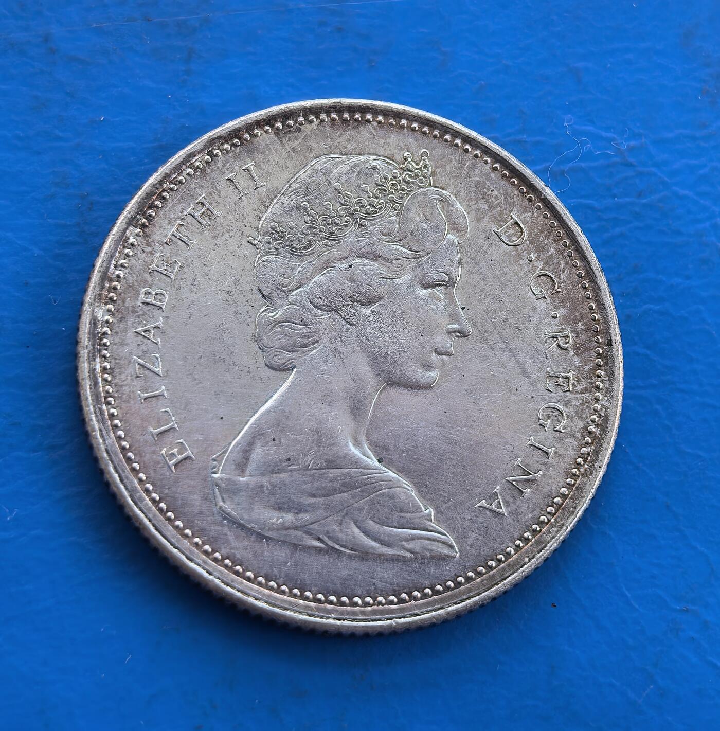 外国优质银币南亚香港苏联等专场，周六九点倒数截拍，满百包邮，持续收拍 加拿大1967 年联邦百年 25 分银币，正面是伊丽莎白二世女王的年轻侧面像，轮廓精致优雅；背面为奔跑的猞猁浮雕，纪念加拿大建国百年，银质包浆温润，兼具历史纪念与收藏价值。