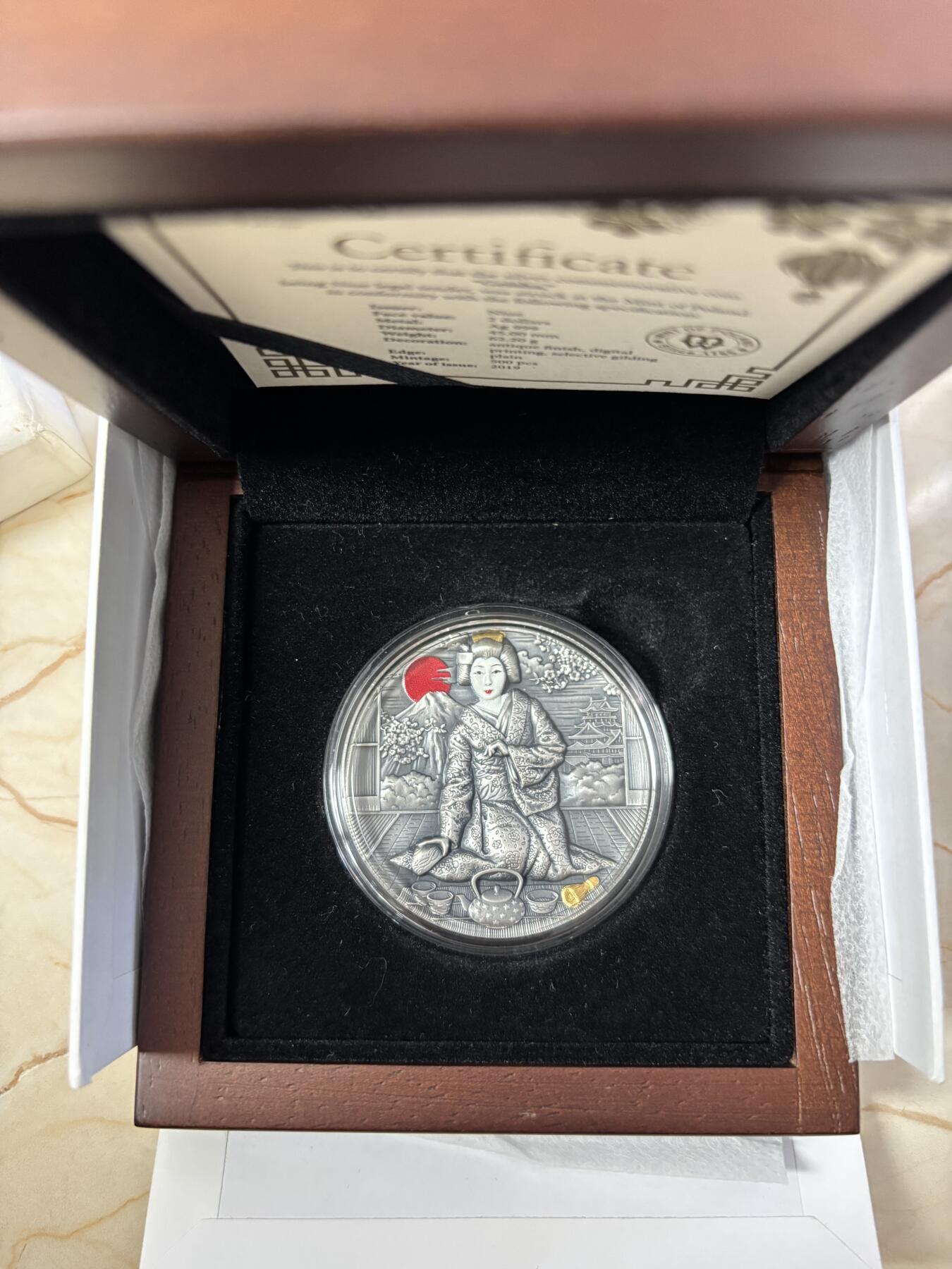 第188期拍卖 纽埃2019年日本文化系列(1)-艺伎茶艺 2盎司超高浮雕仿古镀金彩色银币. 999银，发行500枚