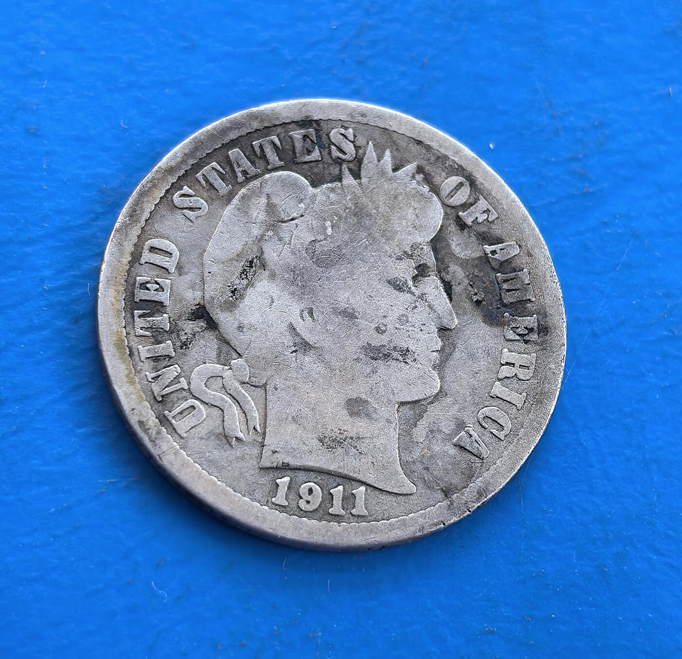 外国优质银币南亚香港苏联等专场，周六九点倒数截拍，满百包邮，持续收拍 美国1911年巴伯 10 美分银币，正面是巴伯设计的自由女神侧面像，轮廓虽经磨损仍显优雅；背面为橄榄枝环绕的 “ONE DIME” 字样，承载美国早期流通币历史，银质包浆温润，兼具复古质感与收藏价值。