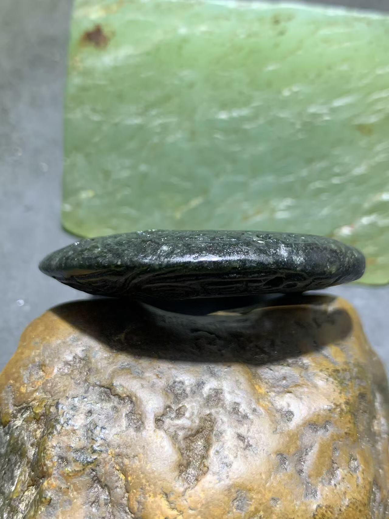 新疆和田青玉仿古纹勾玉通货吊坠1个，