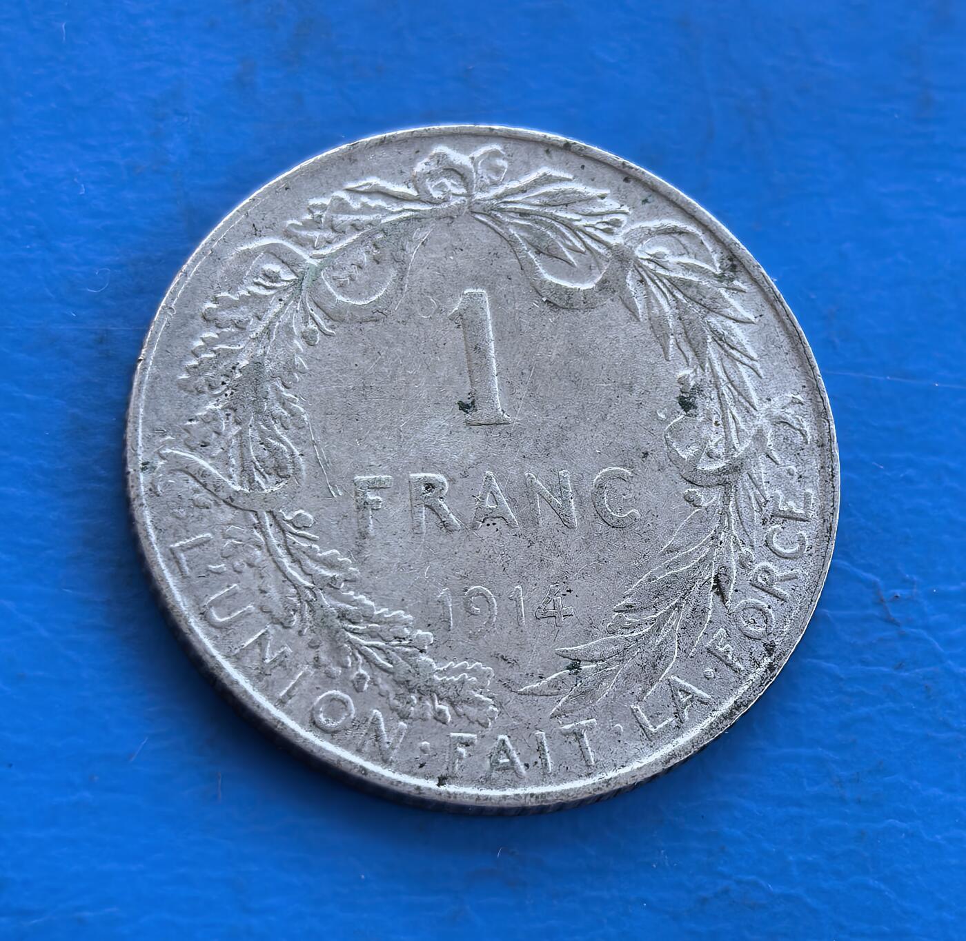 外国优质银币南亚香港苏联等专场，周六九点倒数截拍，满百包邮，持续收拍 比利时1914 年阿尔贝一世 1 法郎银币，正面是国王侧面像，轮廓沉稳刚毅，尽显比利时王室风范；背面 “1 FRANC” 环以月桂枝，设计经典，温润包浆沉淀着一战初期的历史底蕴，兼具欧洲近代钱币的收藏价值。