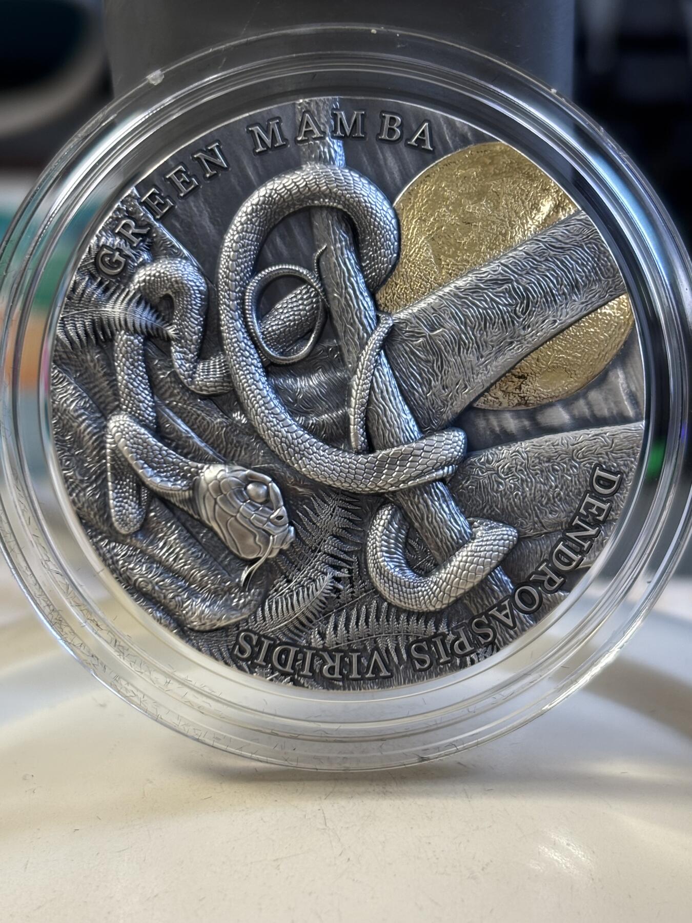 第188期拍卖 纽埃2022年月光下的动物系列5绿曼巴2盎司纪念银币，999银，发行500枚