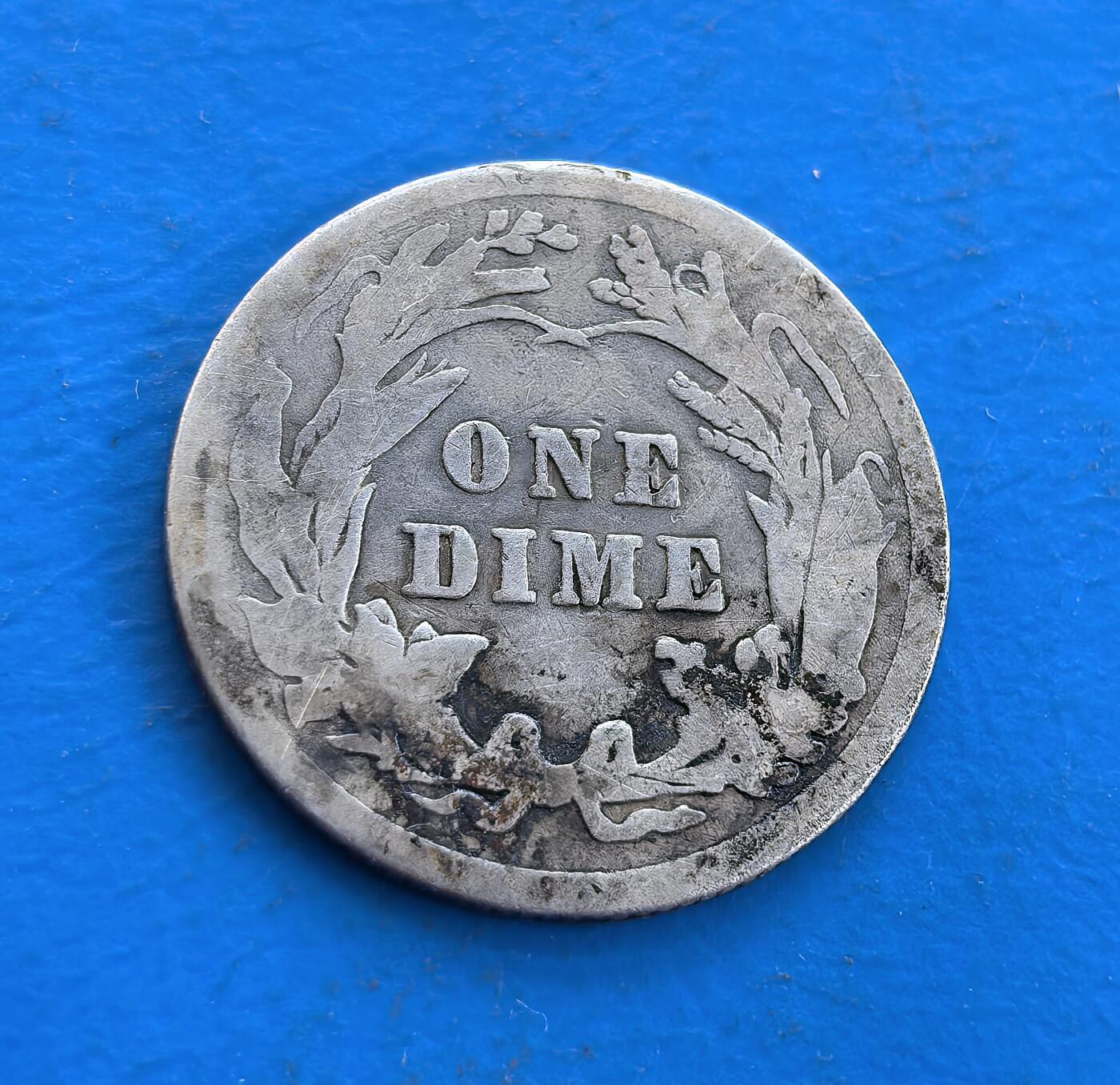 外国优质银币南亚香港苏联等专场，周六九点倒数截拍，满百包邮，持续收拍 美国1911年巴伯 10 美分银币，正面是巴伯设计的自由女神侧面像，轮廓虽经磨损仍显优雅；背面为橄榄枝环绕的 “ONE DIME” 字样，承载美国早期流通币历史，银质包浆温润，兼具复古质感与收藏价值。