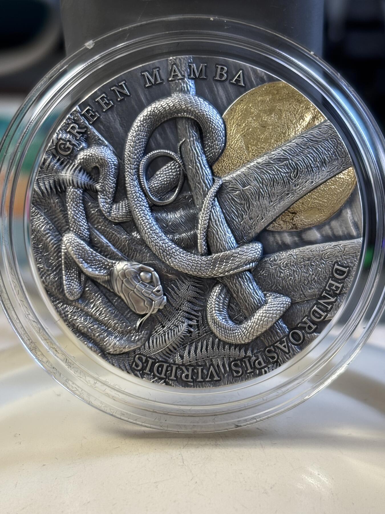 第188期拍卖 纽埃2022年月光下的动物系列5绿曼巴2盎司纪念银币，999银，发行500枚