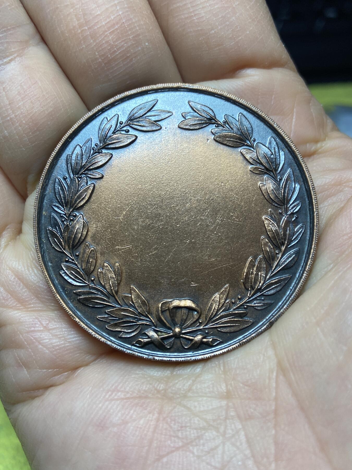 2026年第七场(总第一百七十六场）外国好品散币场(免佣金) 精美–英国🇬🇧小农场主冠军纪念章，直径44.6毫米，厚3.1毫米，重40.65克